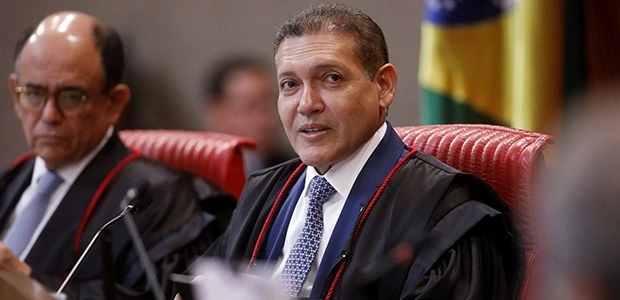 Nunes Marques toma posse na presidência do TSE; Mendonça será vice