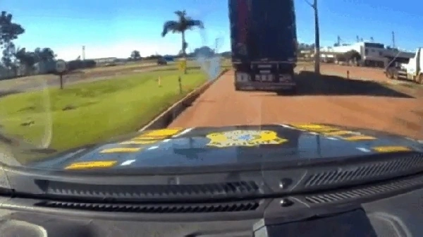 Caminhoneiro joga mochila com cocaína pela janela durante perseguição em Cascavel e acaba preso