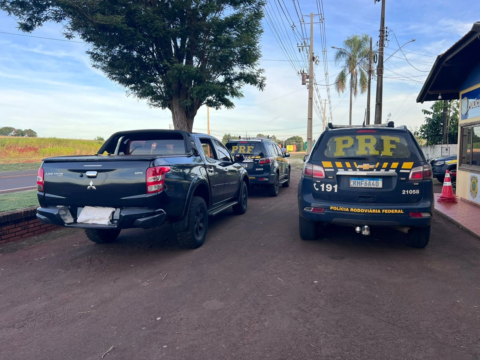 PRF recupera caminhonete furtada após perseguição e evita tragédia com veículo desgovernado na BR-163