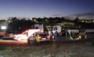 Trabalhador morre depois de ser atingido por poste de mais de uma tonelada que se soltou de guindaste durante transporte no Paraná