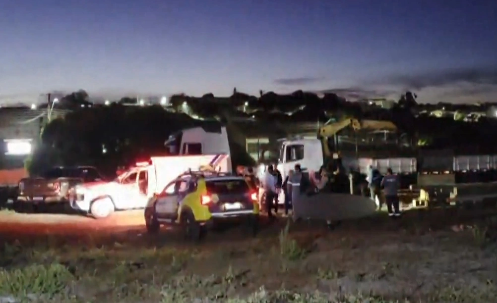 Trabalhador morre depois de ser atingido por poste de mais de uma tonelada que se soltou de guindaste durante transporte no Paraná