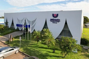 Unioeste abre seleção para contratação de profissionais com salários de até R$ 7,6 mil