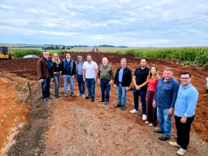 Deputado federal Felipe Francischini visita Nova Santa Rosa e acompanha obra na Linha Jundiaí