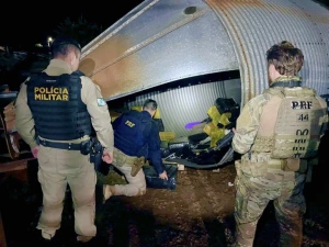 PRF e PM estouram depósito com mais de duas toneladas de drogas em Sede Alvorada, Cascavel