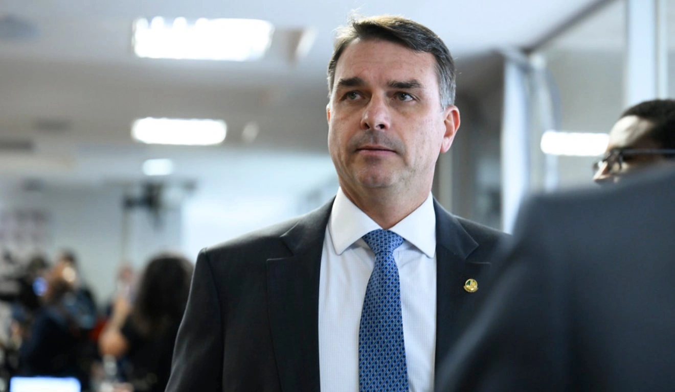 Lula está com o diabo e nós estamos com Deus, diz Flávio