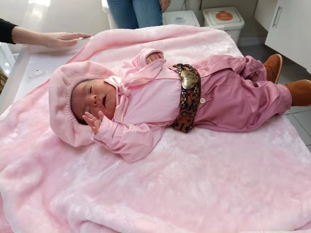 Pai veste recém-nascida com roupa típica do RS para realizar último desejo da mãe, morta durante parto