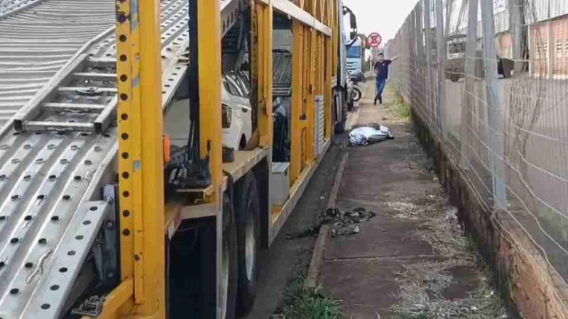 Motorista de caminhão-cegonha morre após queda durante descarregamento em Toledo