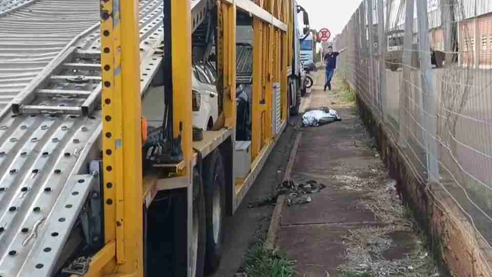 Motorista de caminhão-cegonha morre após queda durante descarregamento em Toledo