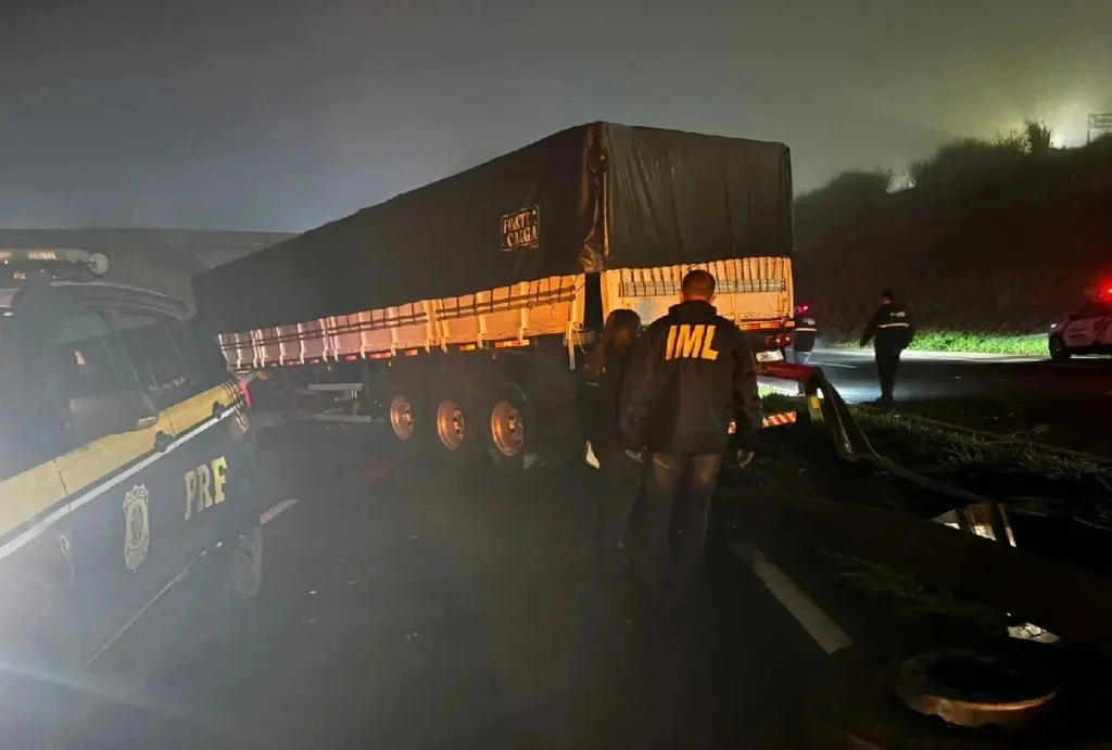 Caminhoneiro morre após caminhão cair de pontilhão no PR