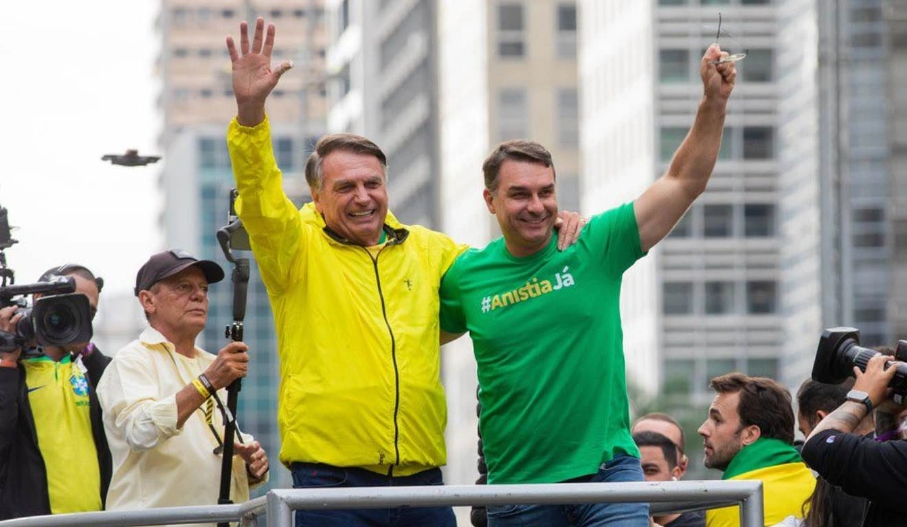 Petistas acionam TSE para barrar estreia de filme de Bolsonaro até eleições