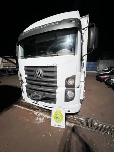 Caminhão com fundo falso e cerca de 450 celulares é apreendido em Toledo