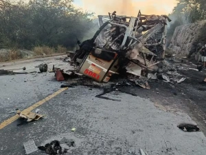 Acidente na BR-251: ônibus e carreta pegam fogo e deixam oito mortos em MG