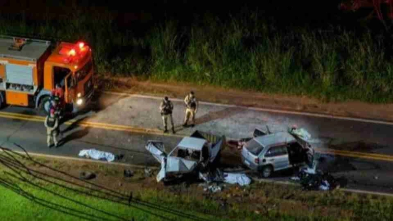 Tragédia na PR-463 deixa quatro mortos após colisão frontal