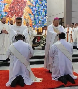 Irmãos são ordenados padres no mesmo dia, na igreja que cresceram frequentando, no Paraná