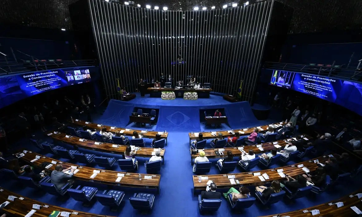 Senado muda regra de reajuste do magistério e fixa piso em R$ 5.130,63 para 2026