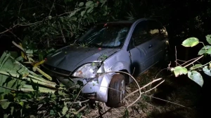 Motorista sofre traumatismo craniano após veículo cair em ribanceira em Corbélia