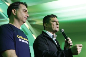 Ao lado de Flávio Bolsonaro,  Sergio Moro lança pré-candidatura ao Governo do Paraná
