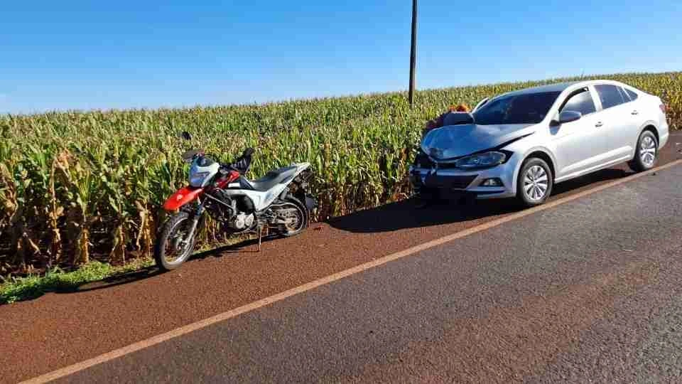 Casal fica ferido após moto atingir traseira de carro  na PR-239, em Assis Chateaubriand