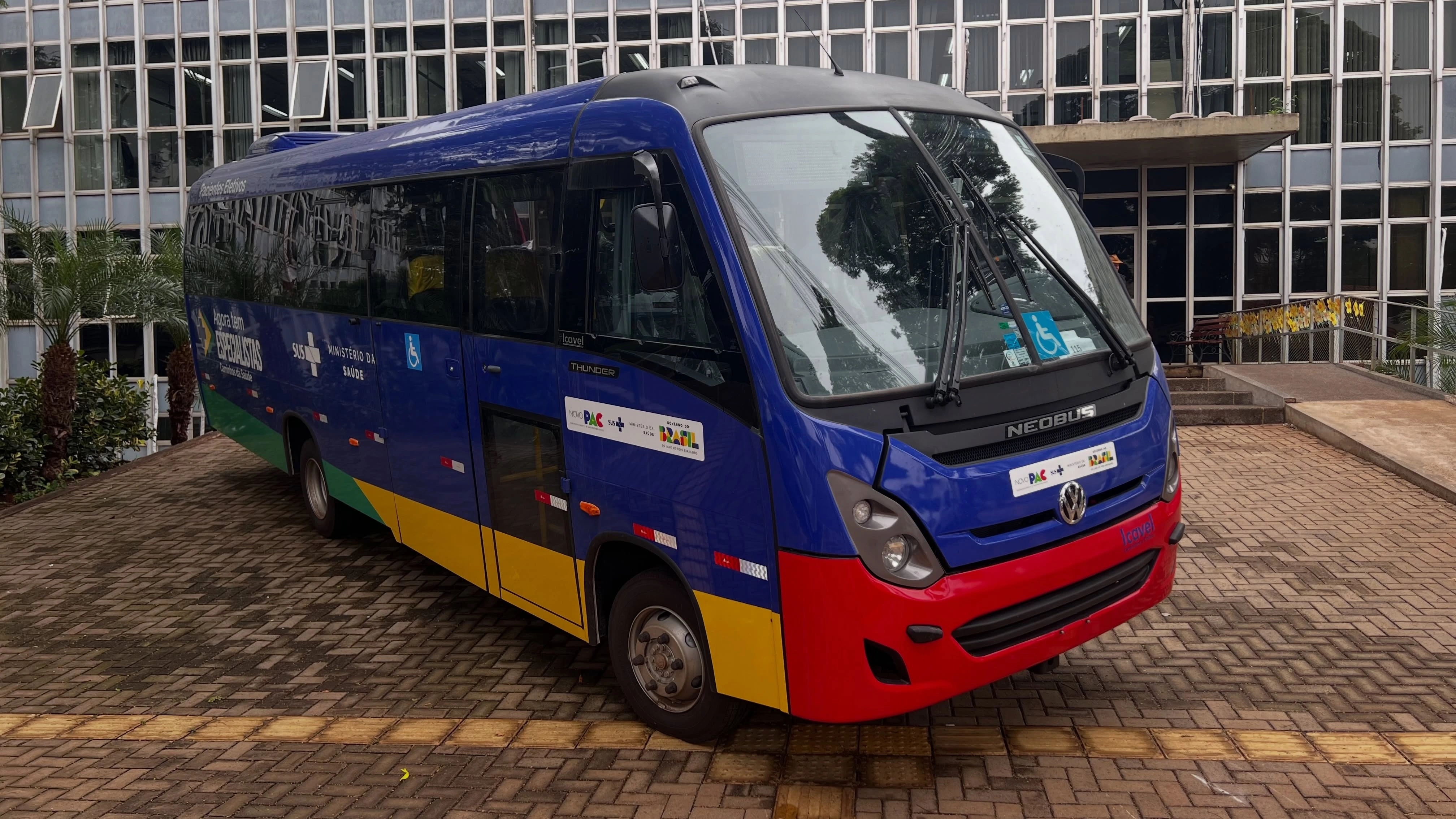 Marechal Cândido Rondon recebe novo micro-ônibus para o transporte de pacientes