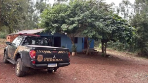 Mulher é presa no Paraná por atrair jovens estrangeiras para exploração sexual em boates com falsas promessas de trabalho