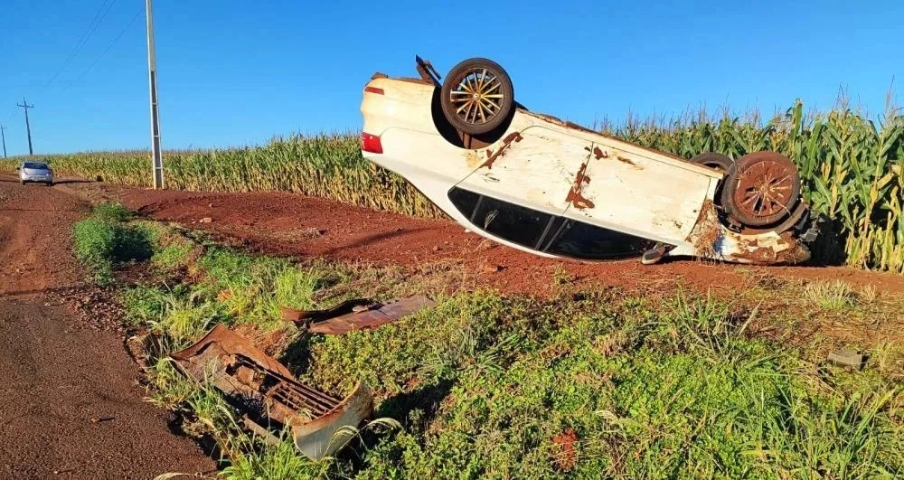 Moradora de Quatro Pontes capota Jetta entre Nova Santa Rosa e Novo Sarandi ao desviar de cachorro e sai ilesa