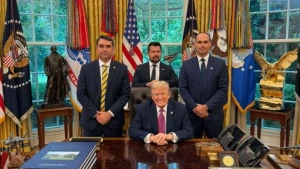 Flávio culpa Lula por novas tarifas e diz que pode negociar com Trump