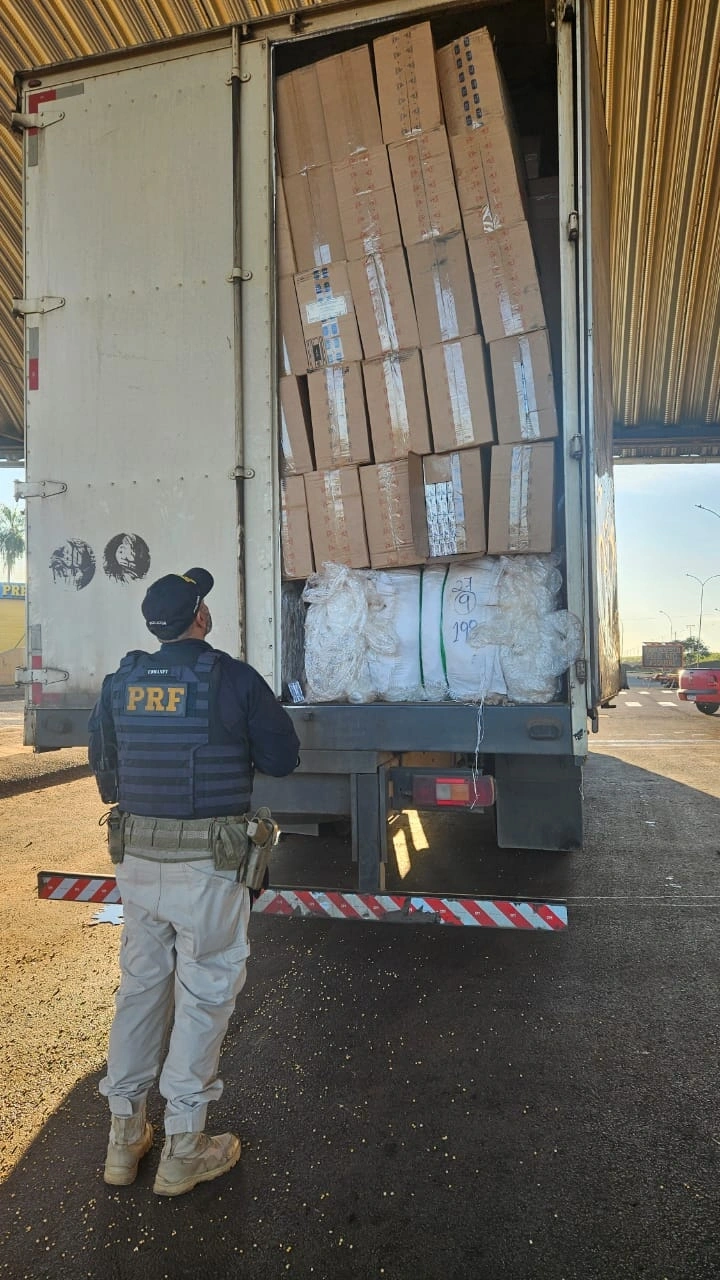 PRF apreende carreta com carga de cigarros contrabandeados em meio a recicláveis na BR-163, em Guaíra