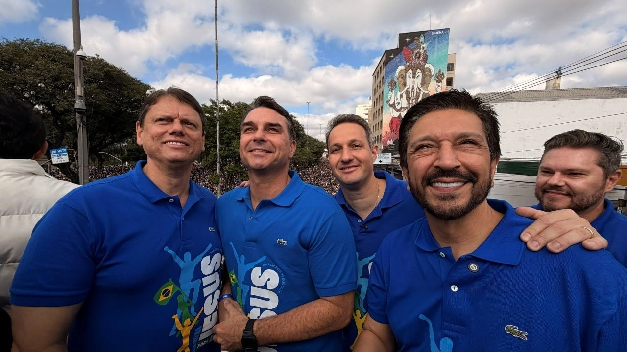 Flávio diz que "mal" vai ser "expulso" do Brasil esse ano