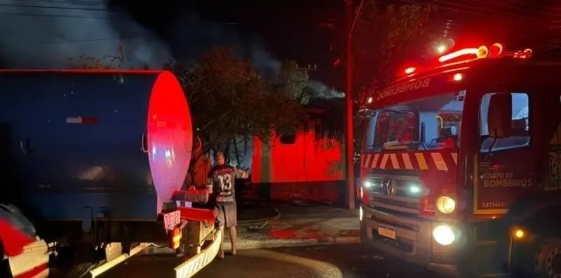 Incêndio destrói casa de madeira e mobiliza moradores em Entre Rios do Oeste