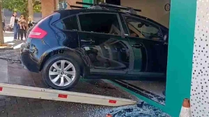 Carro desgovernado invade escritório no Centro de Toledo