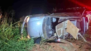 Cinco pessoas ficam feridas após carro capotar na PR-182, em Francisco Alves