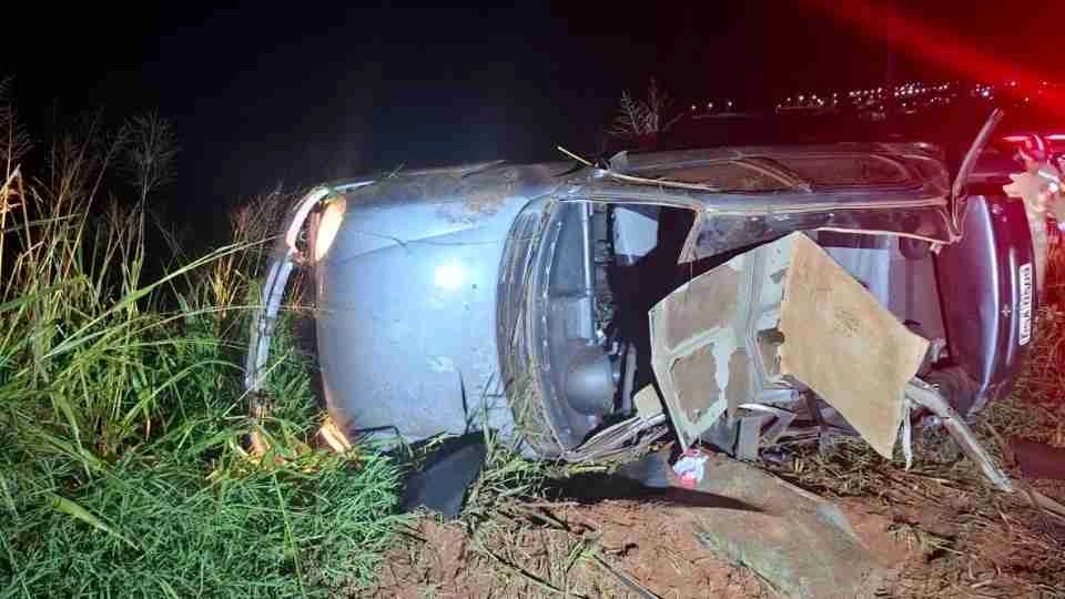 Cinco pessoas ficam feridas após carro capotar na PR-182, em Francisco Alves