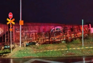 Acidente entre trem e caminhão-tanque deixa dois feridos no PR