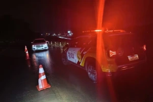 Motorista bate em viatura da PM e policiais descobrem que ele estava bêbado, no PR