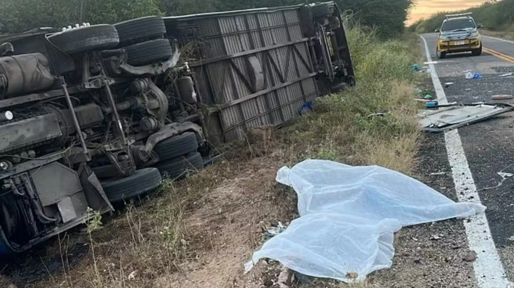 Sete atletas de time de basquete morrem em acidente de ônibus no Ceará; dezenas ficam feridos