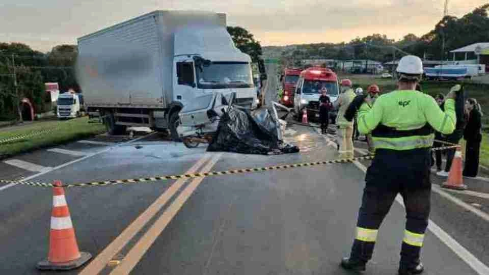 Três pessoas morrem em batida entre carro e caminhão na BR-277, interior do PR