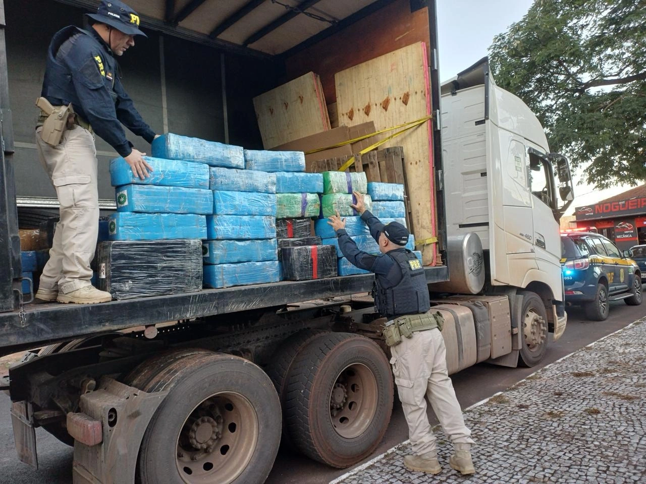 PRF intercepta caminhão com quase duas toneladas de maconha em Marechal Rondon e flagra motorista sob efeito de "rebite"