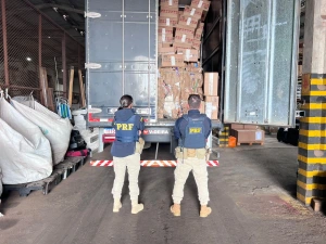 PRF apreende caminhão carregado com 200 mil maços de cigarros contrabandeados em Quatro Pontes