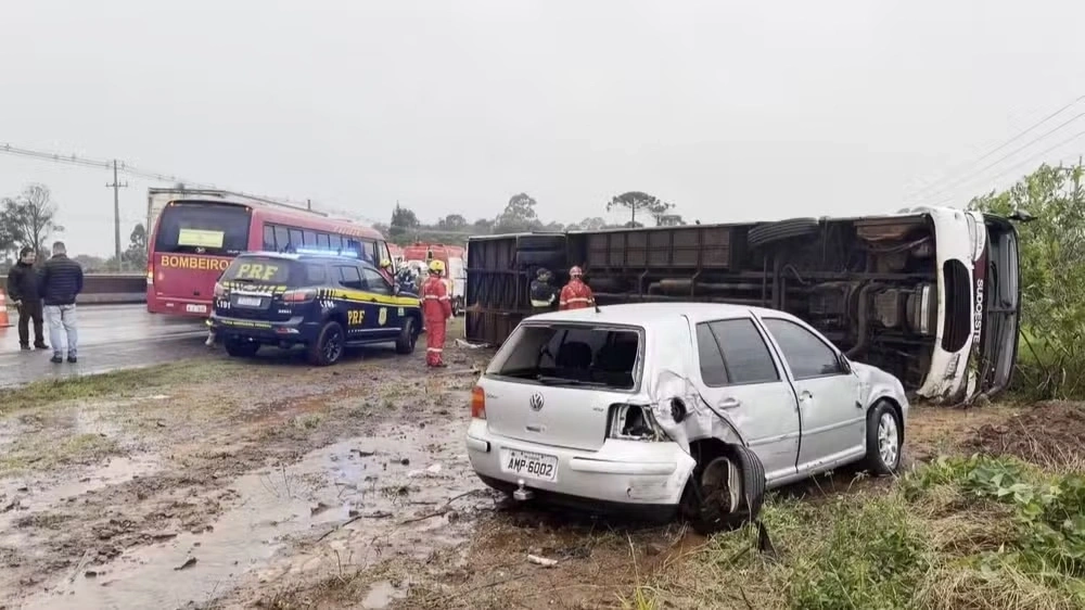 Ônibus que transportava 22 passageiros tomba na BR-277, em Cascavel; ao menos 14 pessoas ficaram feridas
