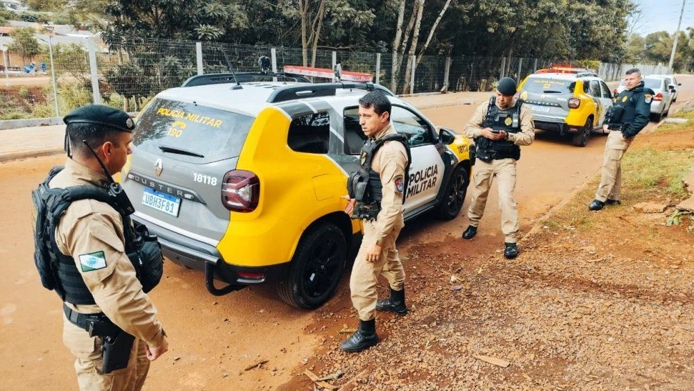 Marido viaja e mulher acorda com vizinho na cama em Cascavel; PM foi acionada!