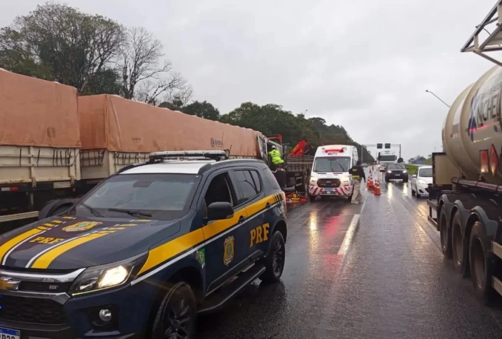 Pai vê filho morrer em acidente entre caminhões na BR-277