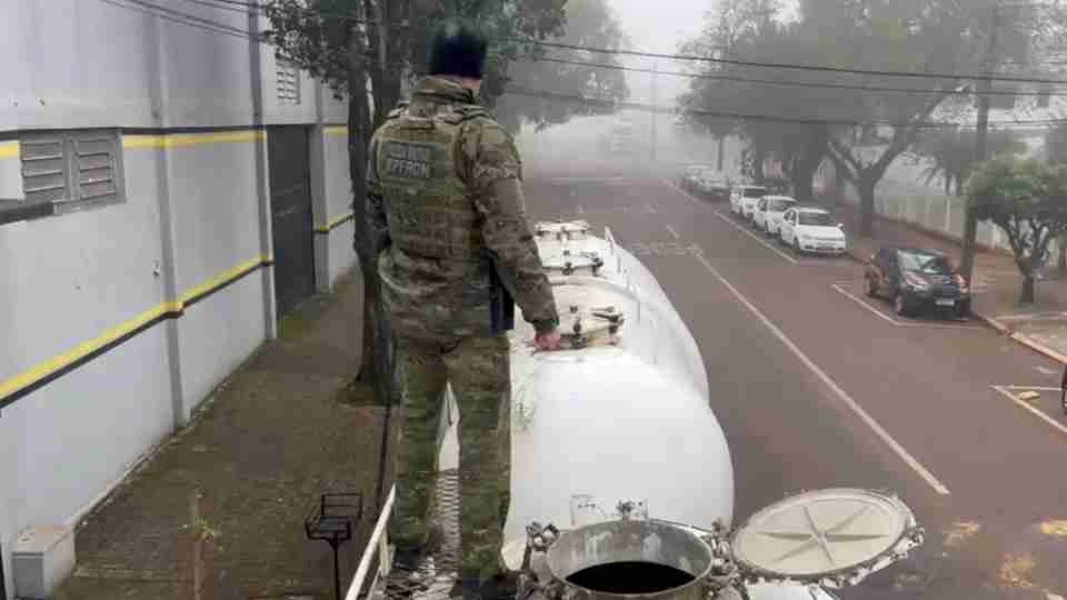 Motorista é preso com quase 2 toneladas de drogas escondidas em carreta na BR-277