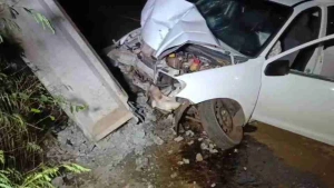 Motorista fica ferido após carro destruir poste e atravessar rotatória na saída de Toledo para a BR-163