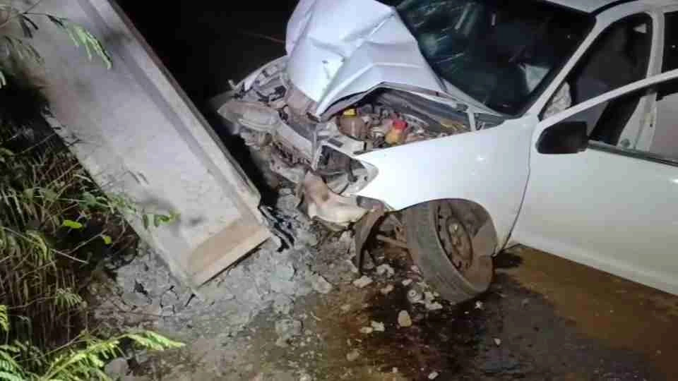 Motorista fica ferido após carro destruir poste e atravessar rotatória na saída de Toledo para a BR-163