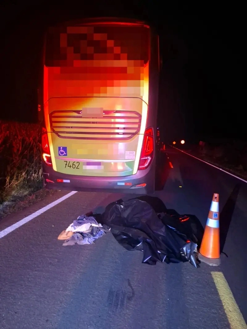 Pedestre morre atropelado por ônibus na PR-484 em Capitão Leônidas Marques
