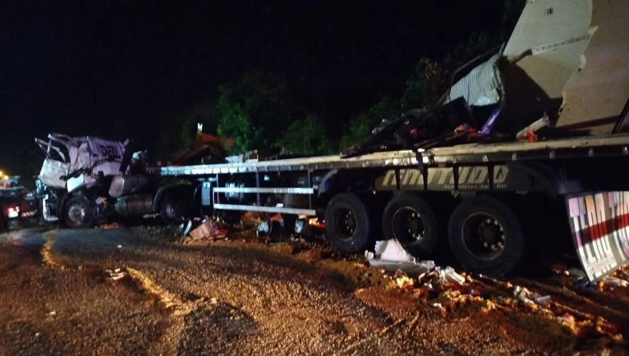 Dois caminhoneiros morrem em grave acidente na BR-163, em Capanema