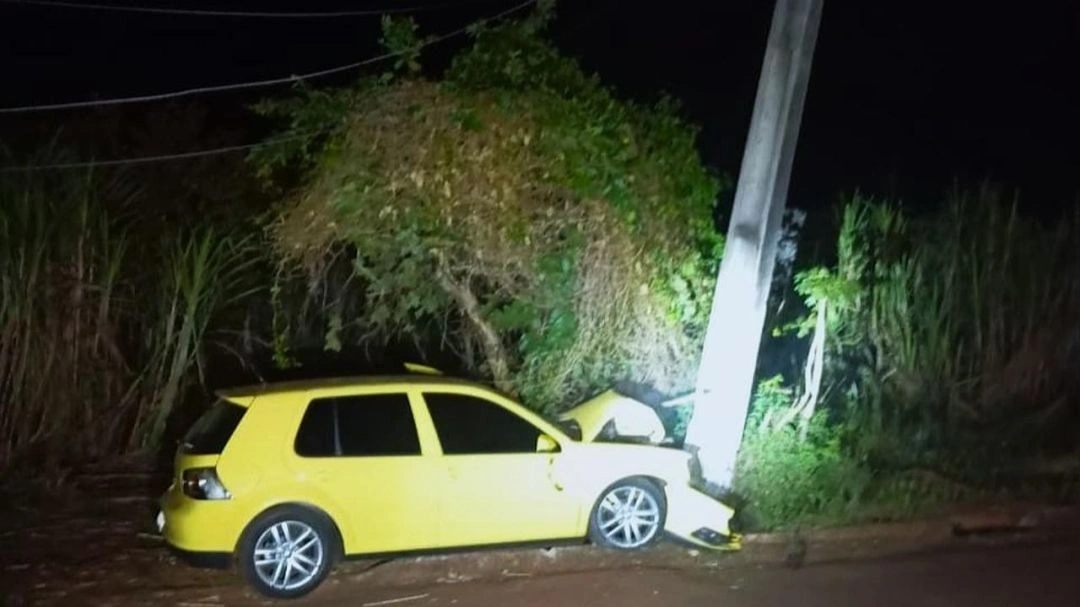 Motorista é preso após fugir da PM e bater carro contra poste em Palotina