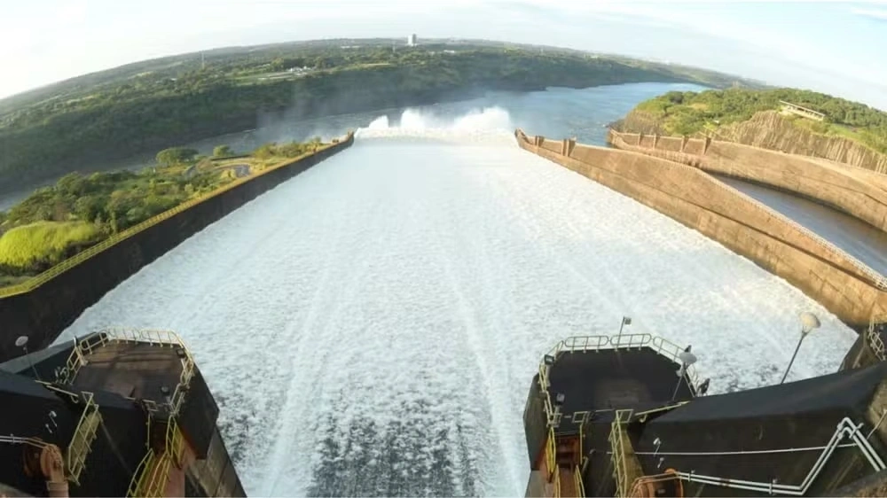 Após sete meses, vertedouro da Itaipu é aberto para controlar nível do reservatório