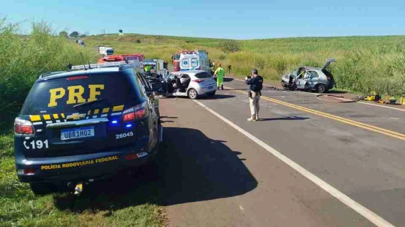 Colisão frontal na BR-369 deixa dois mortos e três feridos graves no Norte do Paraná