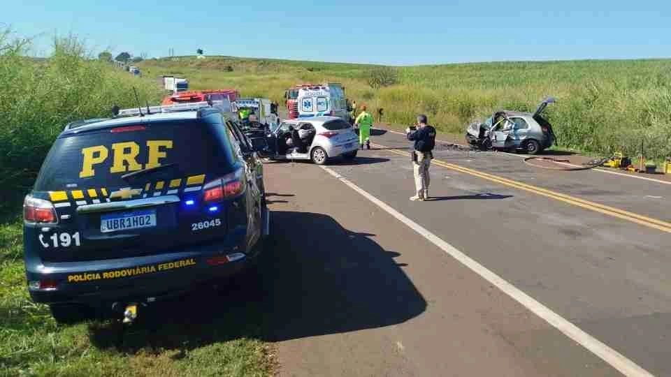 Colisão frontal na BR-369 deixa dois mortos e três feridos graves no Norte do Paraná